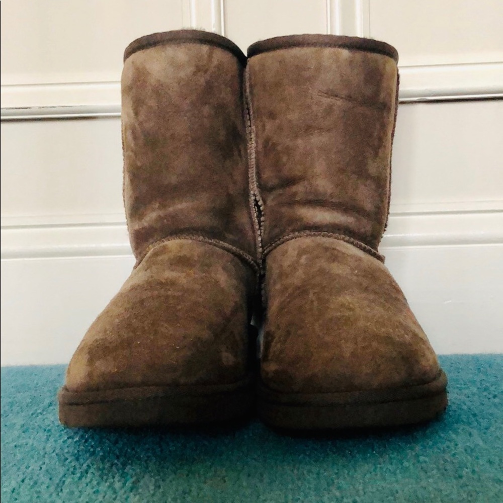 UGGS • classic shearling lined short boot